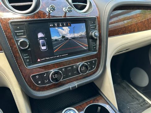 Used 2017 Bentley Bentayga AWD/4WD image 25