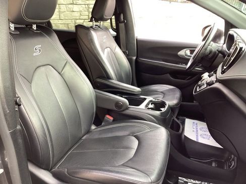 Used 2021 Chrysler Pacifica Touring-L w/ Uconnect Theater Family Group image 21