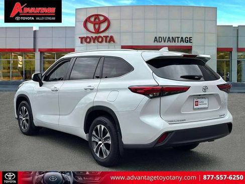 Used 2023 Toyota Highlander XLE AWD/4WD image 10