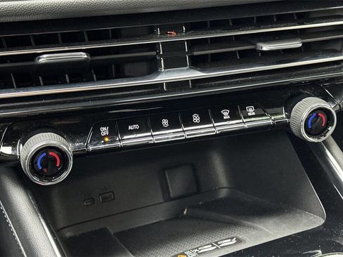 Used 2025 Chevrolet Traverse LT image 21