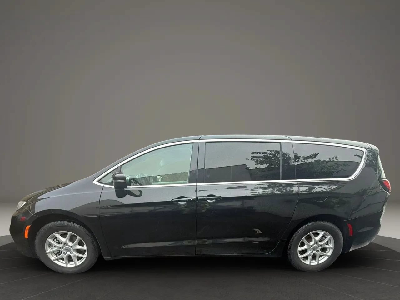 Used 2023 Chrysler Pacifica Touring-L FWD image 8