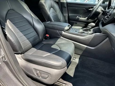 Used 2021 Toyota Highlander XLE AWD/4WD image 31