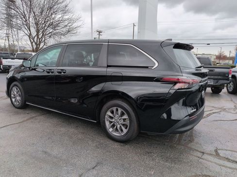 Certified 2023 Toyota Sienna LE image 3