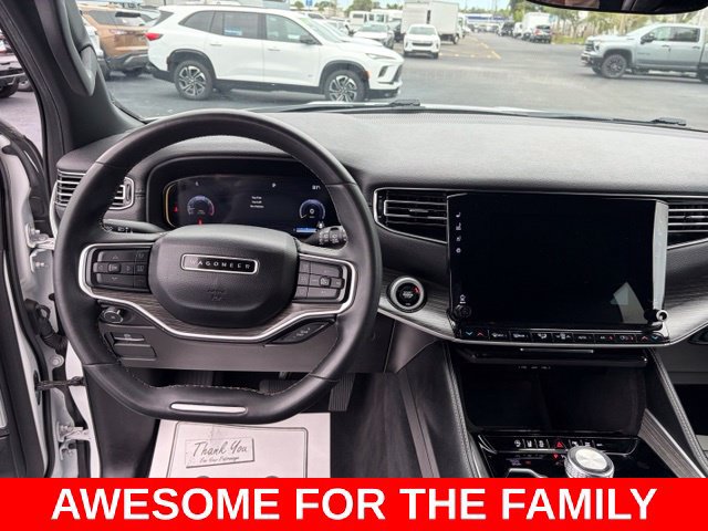 Used 2023 Jeep Wagoneer L Series II AWD/4WD image 18