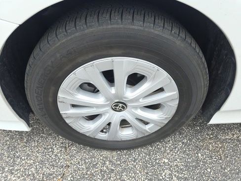 Used 2021 Toyota Prius L Eco image 7