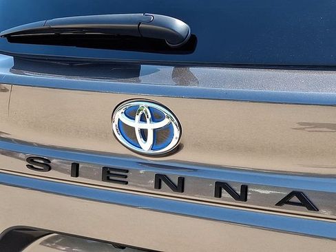 Used 2023 Toyota Sienna XLE AWD/4WD image 29