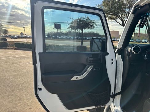 Used 2016 Jeep Wrangler Unlimited Rubicon w/ Connectivity Group image 15