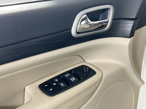 Used 2022 Jeep Grand Cherokee Laredo E AWD/4WD image 18