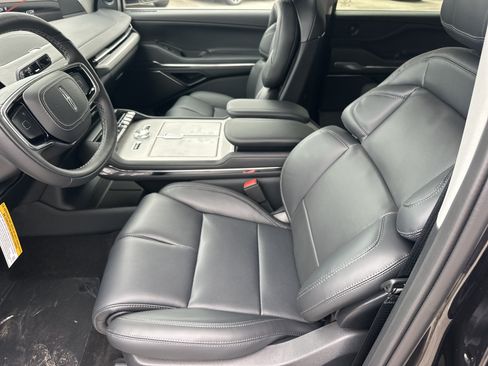 New 2026 Lincoln Navigator Premiere AWD/4WD image 11