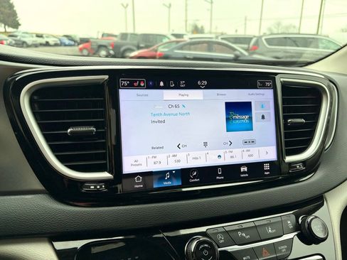 Used 2024 Chrysler Pacifica Touring-L FWD image 27