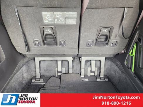 Used 2025 Kia Carnival image 32