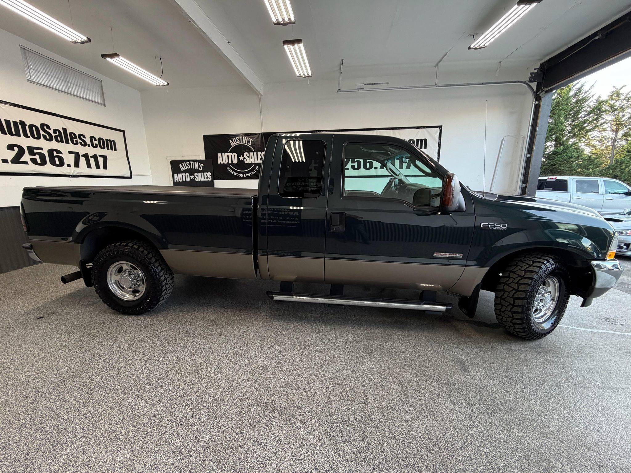 Used 2004 Ford F250 Lariat RWD image 2