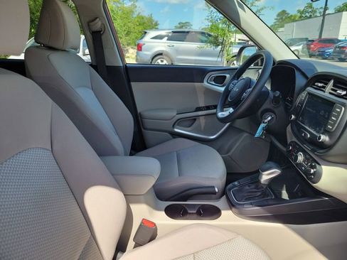 Used 2025 Kia Soul LX w/ LX Technology Package FWD image 33