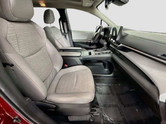 Used 2025 Toyota Sienna LE w/ LE Plus Package FWD image 30