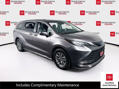 Certified 2022 Toyota Sienna XLE FWD image 3