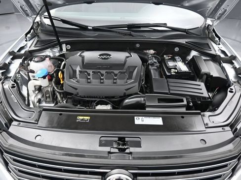 Used 2018 Volkswagen Passat 2.0T SE FWD image 48