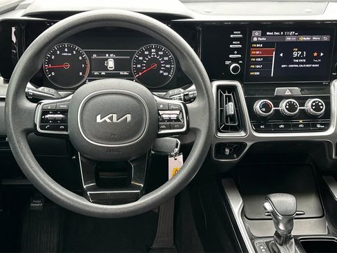 Used 2022 Kia Sorento LX image 17