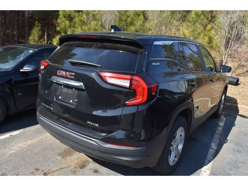 Used 2024 GMC Terrain SLE image 3
