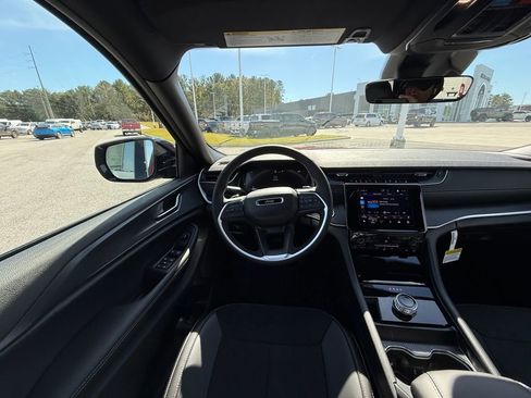 New 2025 Jeep Grand Cherokee Laredo image 13