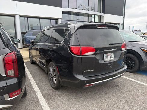 Used 2017 Chrysler Pacifica Limited FWD image 3