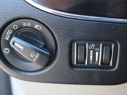 Used 2016 Dodge Grand Caravan SXT image 35