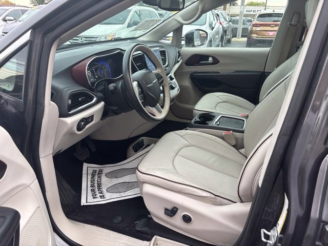 Used 2017 Chrysler Pacifica Limited w/ UConnect Theater Package FWD image 16