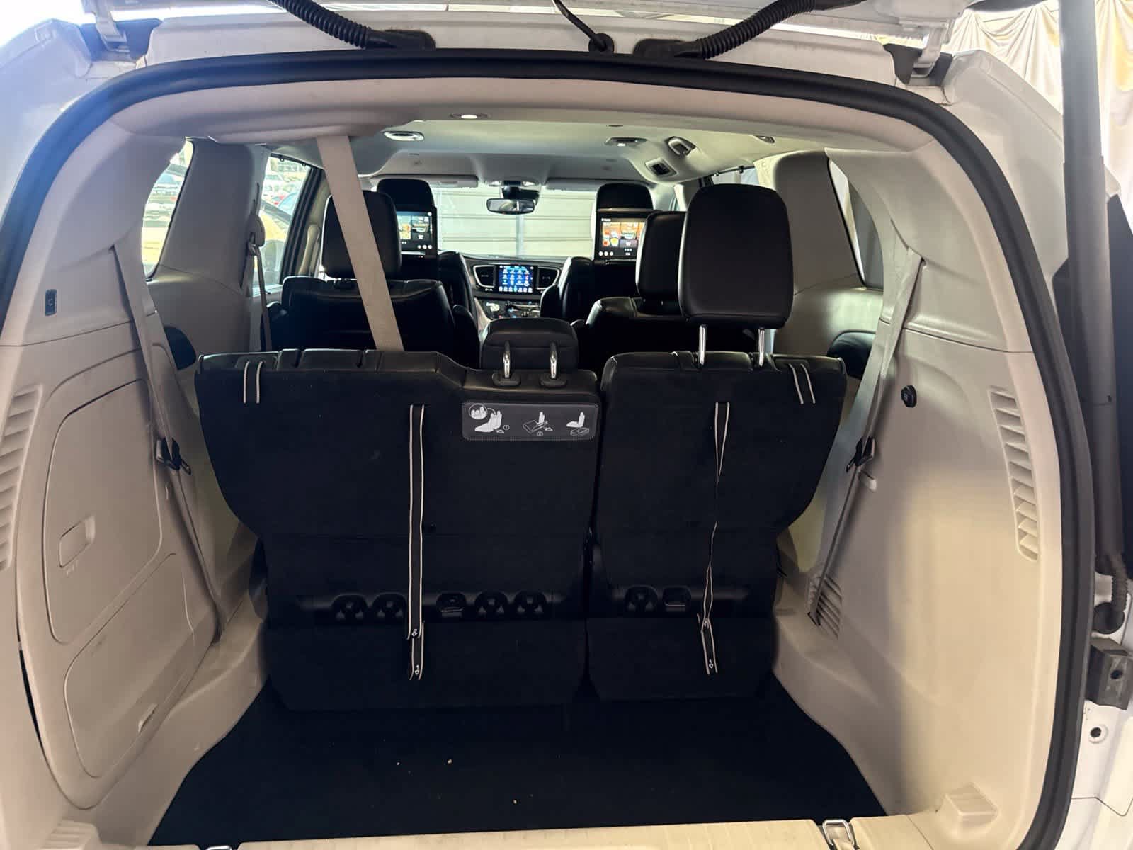 Used 2018 Chrysler Pacifica Limited w/ Advanced Safetytec Group FWD image 16