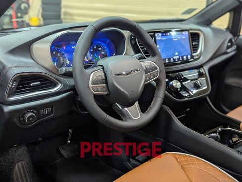 New 2026 Chrysler Pacifica Pinnacle image 11