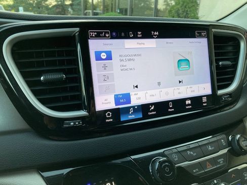 Used 2023 Chrysler Pacifica Touring-L FWD image 24