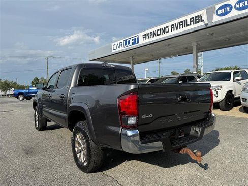 Used 2018 Toyota Tacoma SR5 AWD/4WD image 8