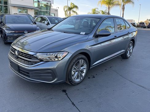 Certified 2024 Volkswagen Jetta SE w/ Panoramic Sunroof Package image 5