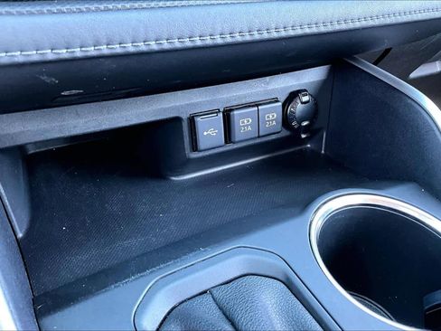 Used 2021 Toyota Highlander XLE image 32