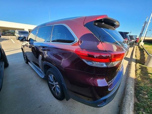 Used 2019 Toyota Highlander XLE image 3