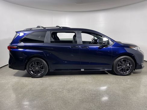New 2026 Toyota Sienna XSE FWD image 2