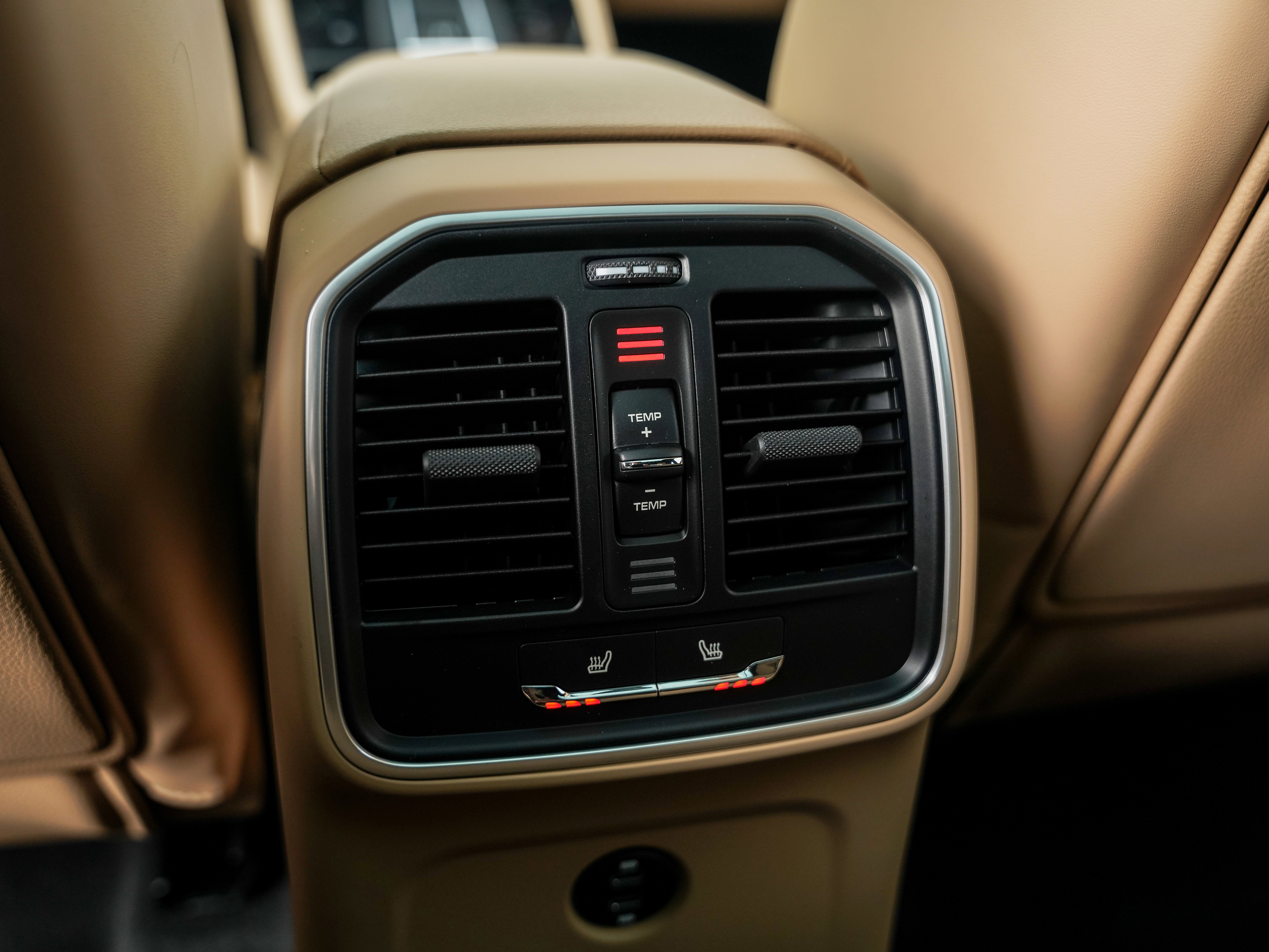 Certified 2026 Porsche Macan AWD/4WD image 26
