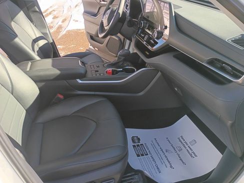 Used 2024 Toyota Highlander XLE image 17