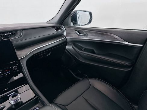 Certified 2025 Jeep Grand Cherokee Limited image 34