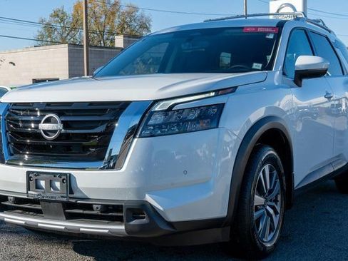 Certified 2025 Nissan Pathfinder SL image 2