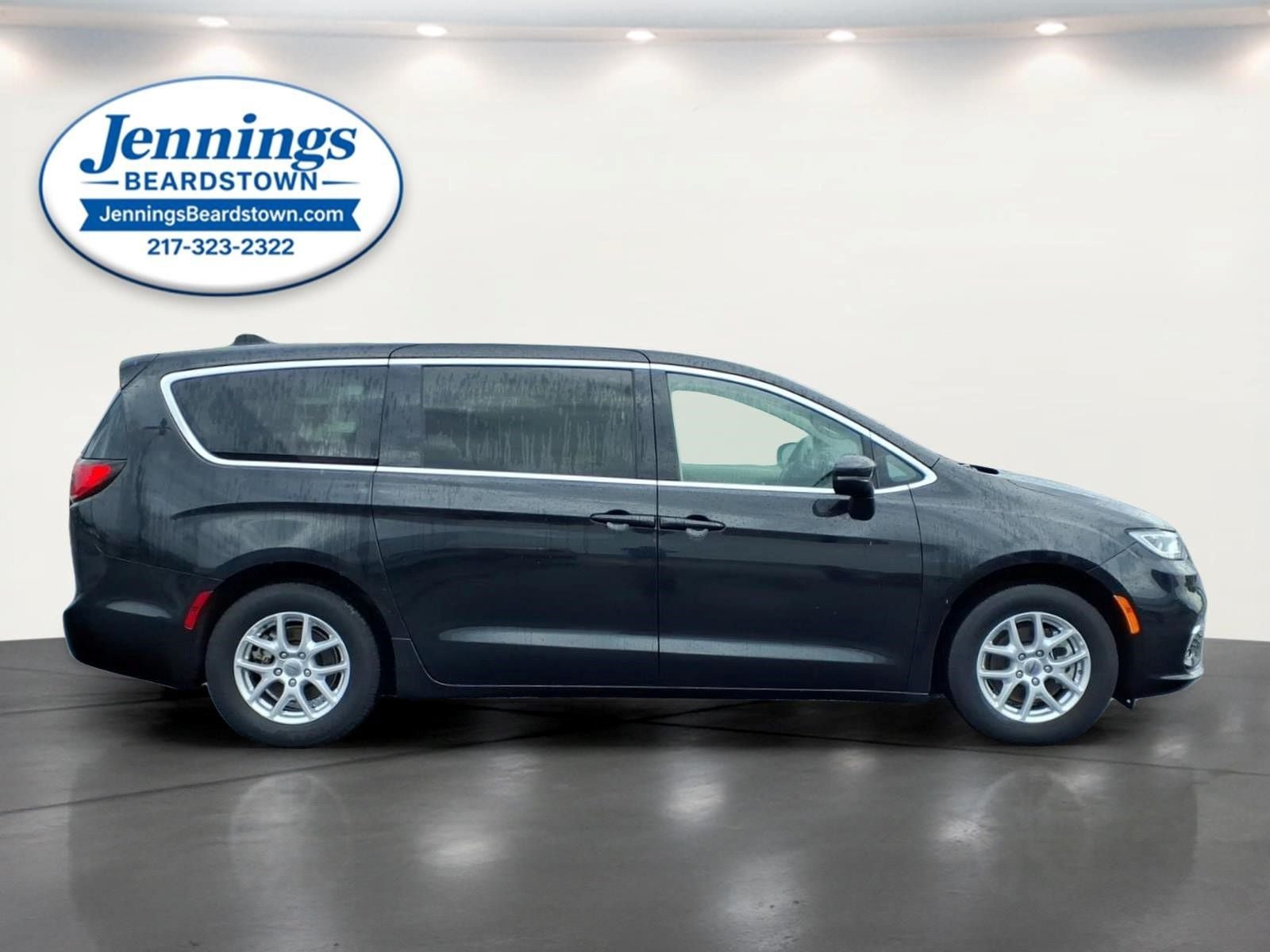 Used 2023 Chrysler Pacifica Touring-L FWD image 27