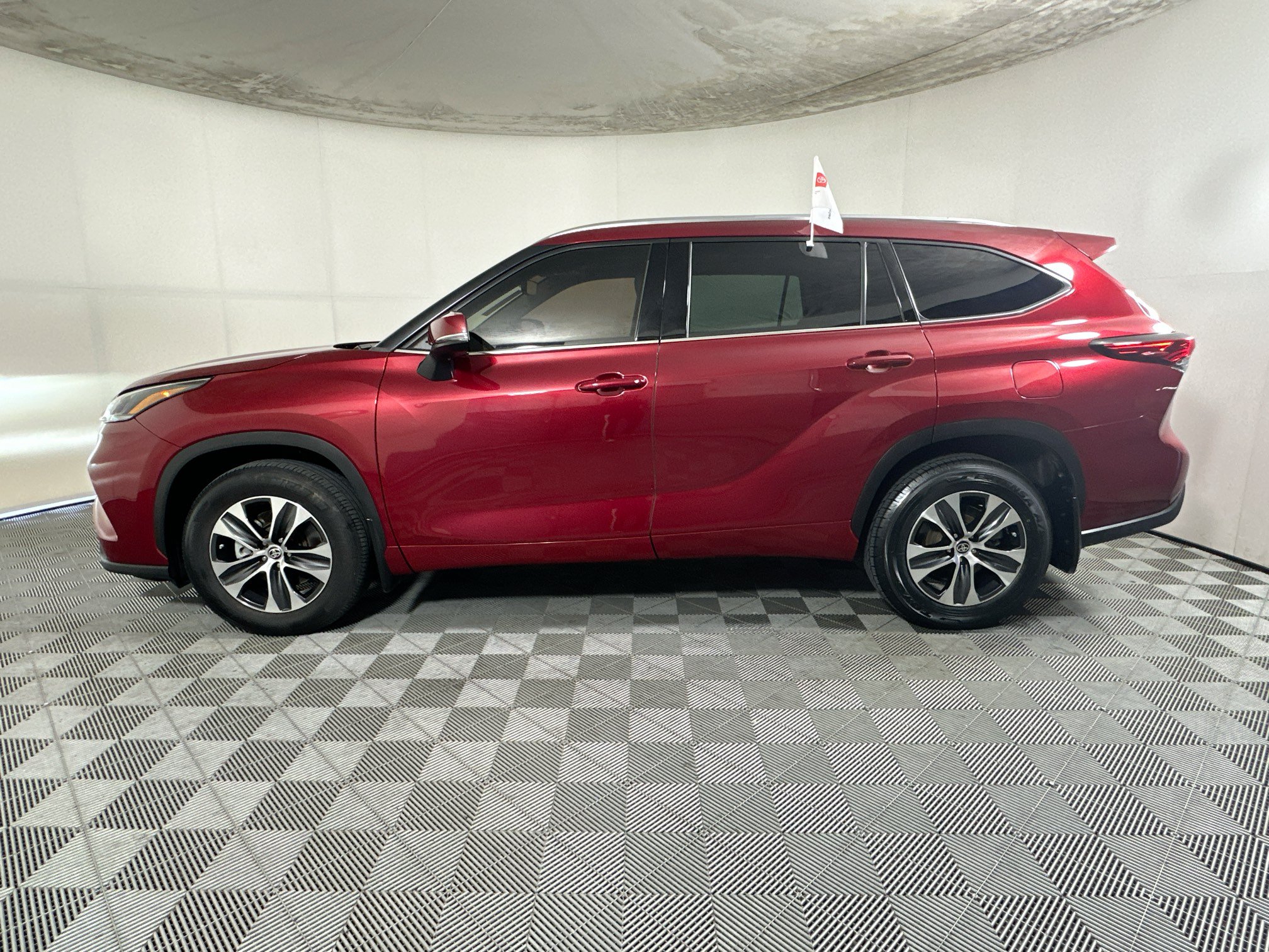 Used 2021 Toyota Highlander XLE AWD/4WD image 6
