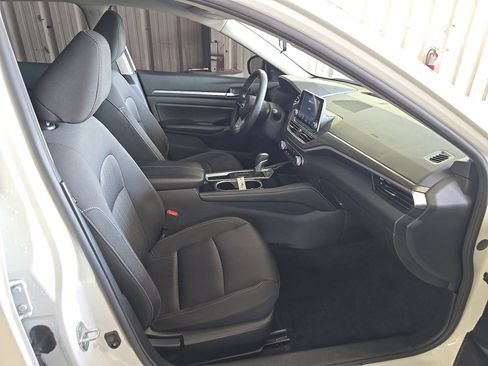 Used 2023 Nissan Altima 2.5 SV FWD image 10
