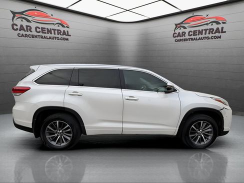 Used 2017 Toyota Highlander XLE image 6