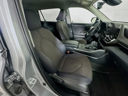 Used 2023 Toyota Highlander LE image 32