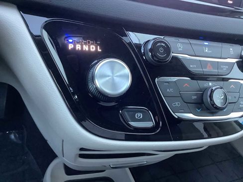 Used 2022 Chrysler Pacifica Touring-L FWD image 18