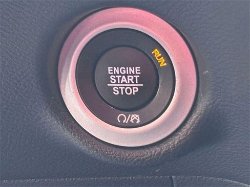 Used 2025 Chrysler Pacifica Select image 19