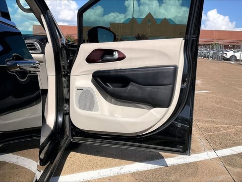 Used 2017 Chrysler Pacifica Limited FWD image 27