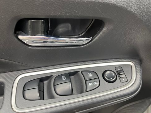 Used 2024 Nissan Versa SR FWD image 17