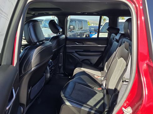 New 2026 Jeep Grand Cherokee Altitude image 17