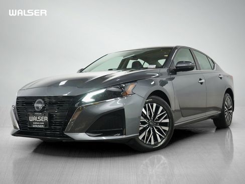 Used 2023 Nissan Altima 2.5 SV w/ SV Premium Package image 1
