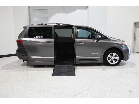 Used 2017 Toyota Sienna LE FWD image 17